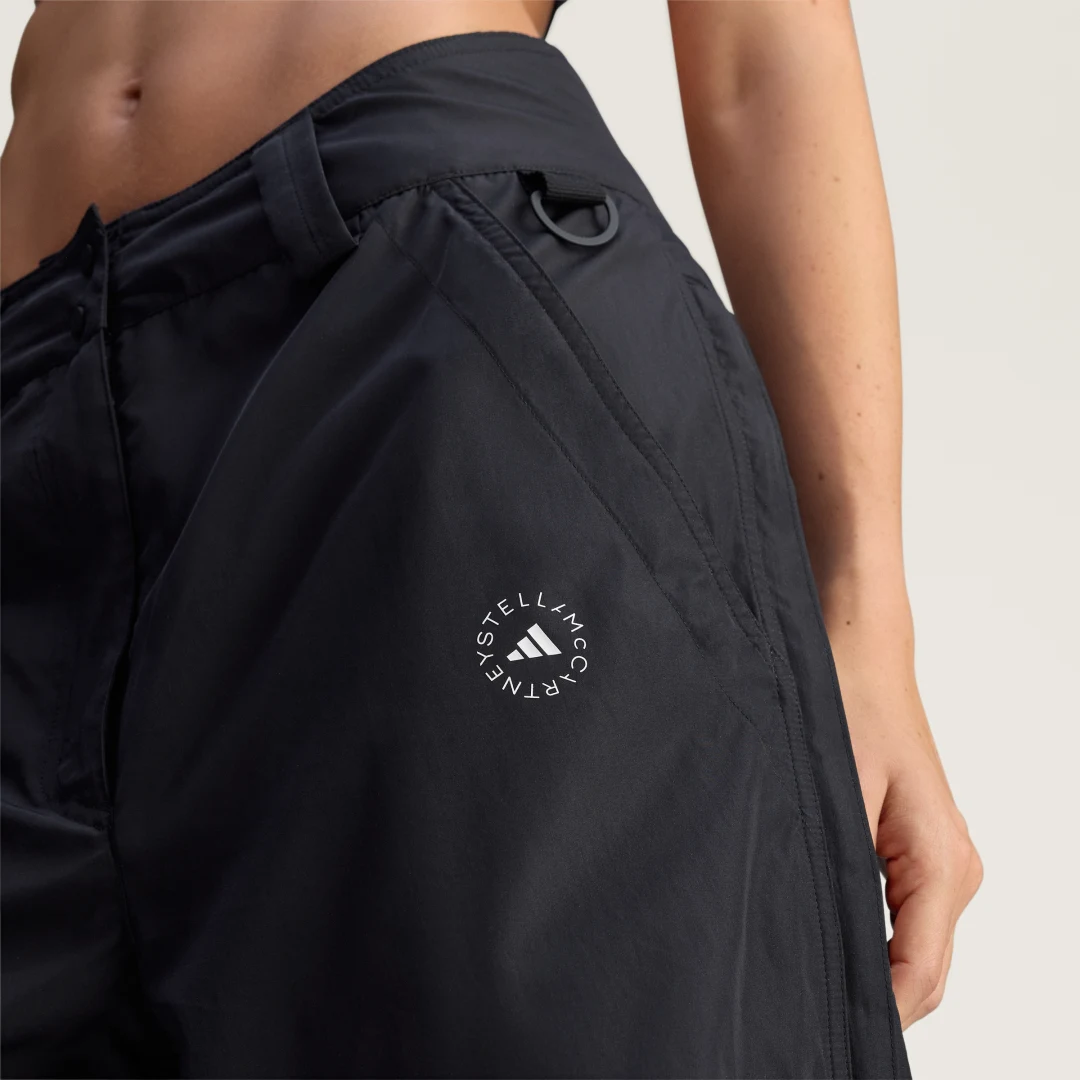 Detalle 2 de Pantalón adidas by Stella McCartney Woven (negro) – colaboración icónica