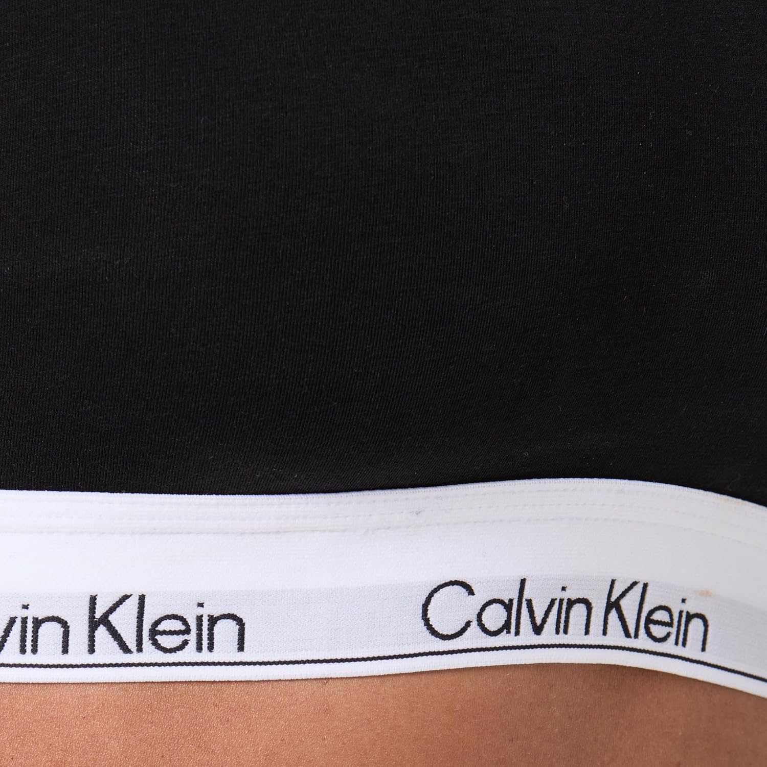 Detalle 2 de Calvin Klein Women's Lightly Lined Mockneck Bralette – Practical Everyday Comfort