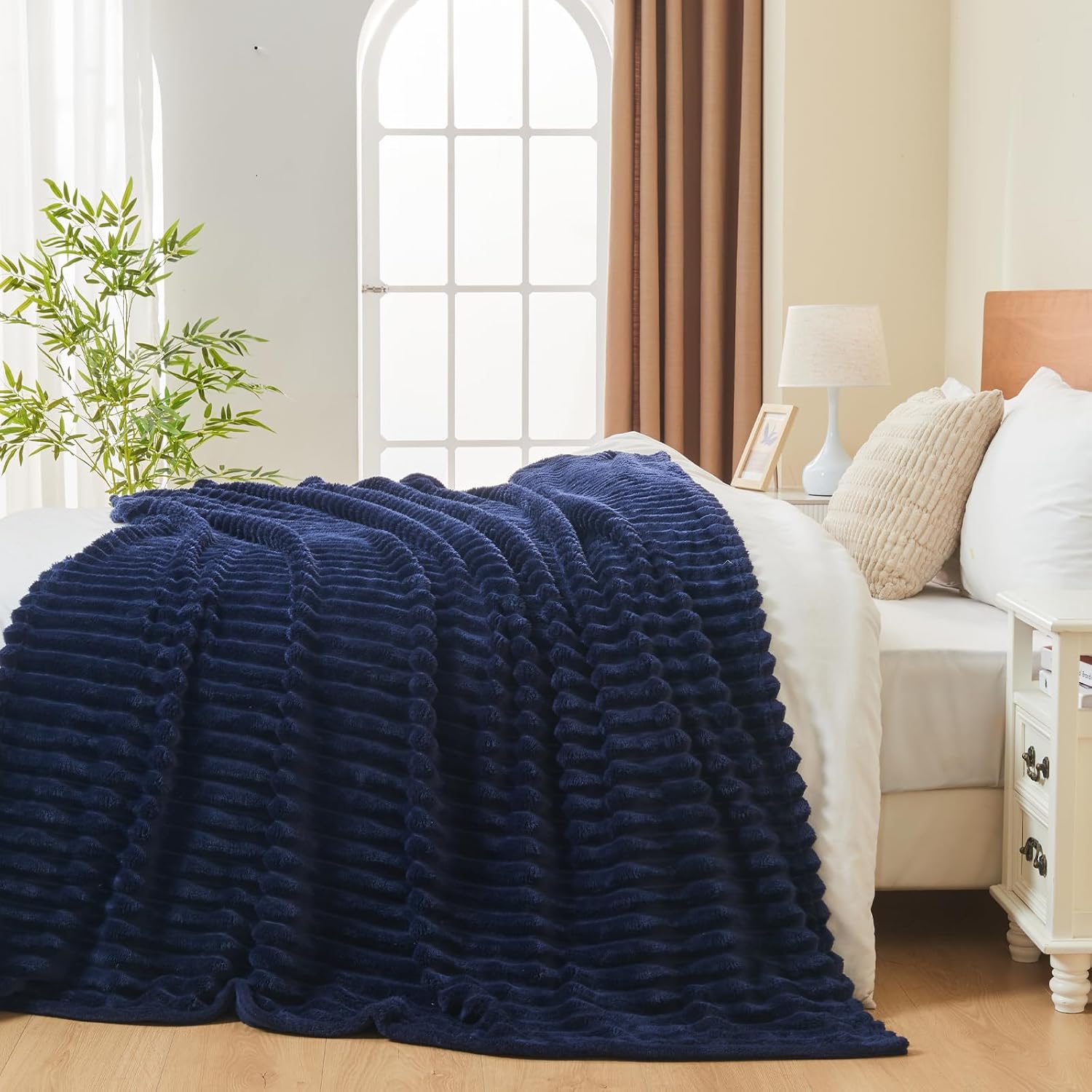 Detalle 2 de Deamsure Twin Fleece Blanket, Navy 3D Ribbed, Lightweight, 60" x 80