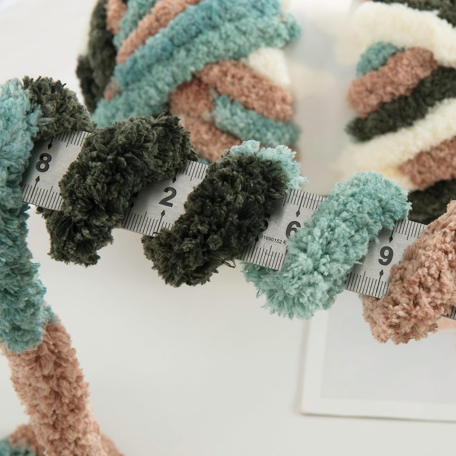 Detalle 2 de HOMBYS Chunky Tie-Dye Chenille Yarn, 8 Skeins, 3/4-Inch Green and White