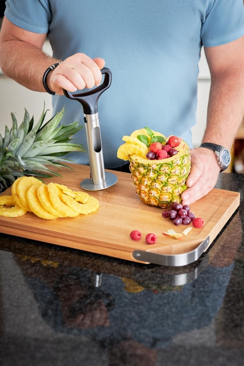 Detalle de RÖSLE PRO Cortador de piñas 🍍 con mango ergonómico y escala
