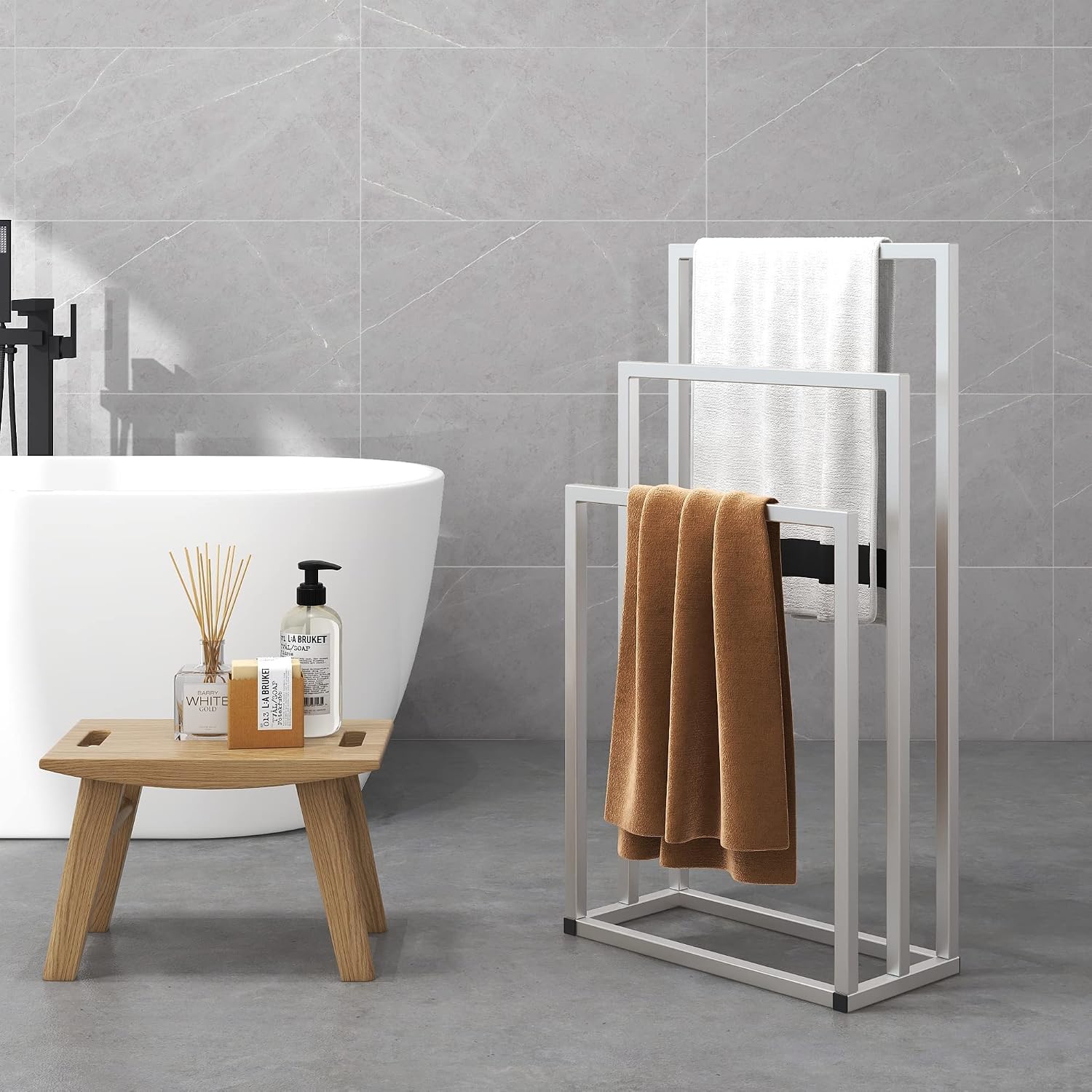 Detalle de HOJINLINERO 3-Tier Freestanding Metal Towel Rack, Silver, 45 x 22 x 86 cm