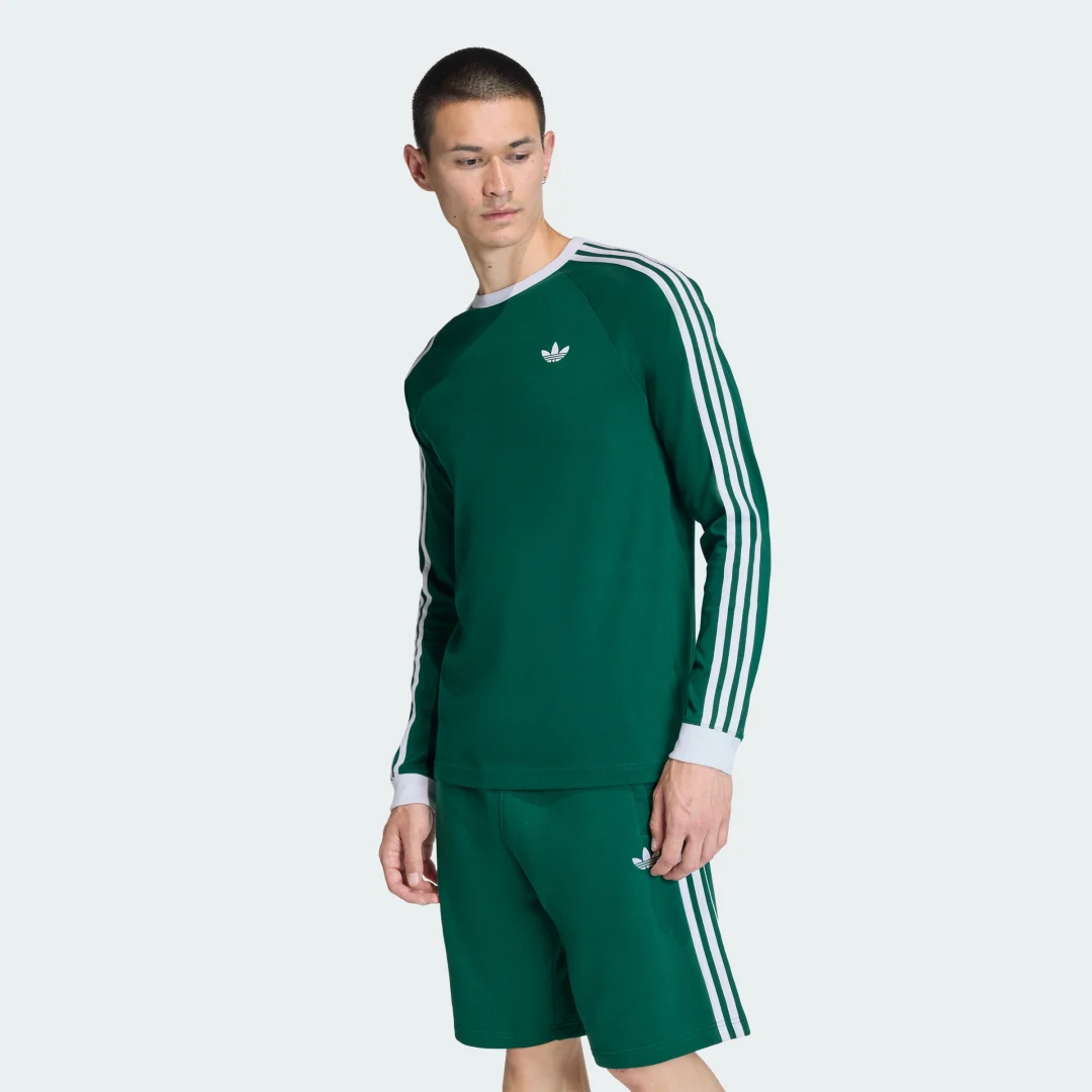 Detalle de Camiseta Manga Larga 3 Stripes de Adidas en verde: estilo cómodo y versátil