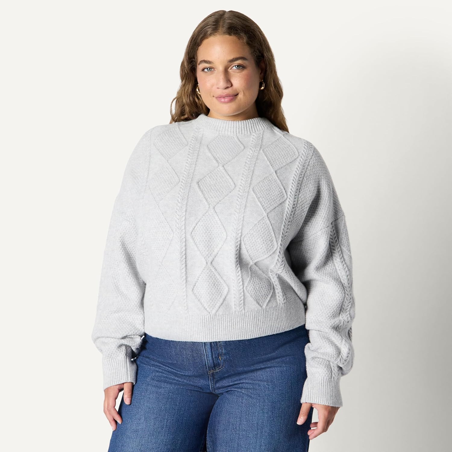 Thumbnail 5 de Amazon Essentials Women's Relaxed-Fit Cable Crewneck Jumper