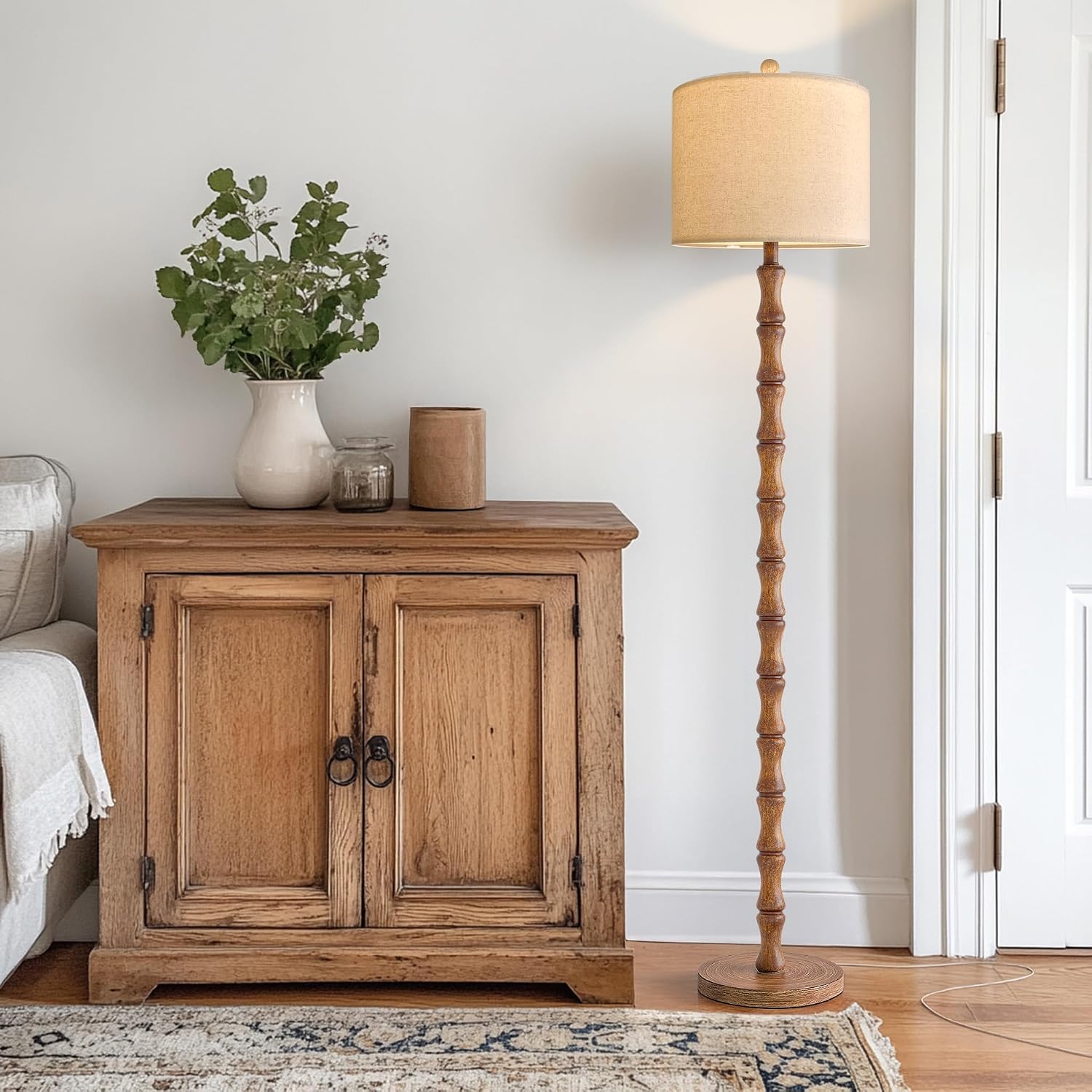 Detalle 1 de BOBOMOMO AMZ-F1241AT Farmhouse Floor Lamp, 62-Inch Resin Base