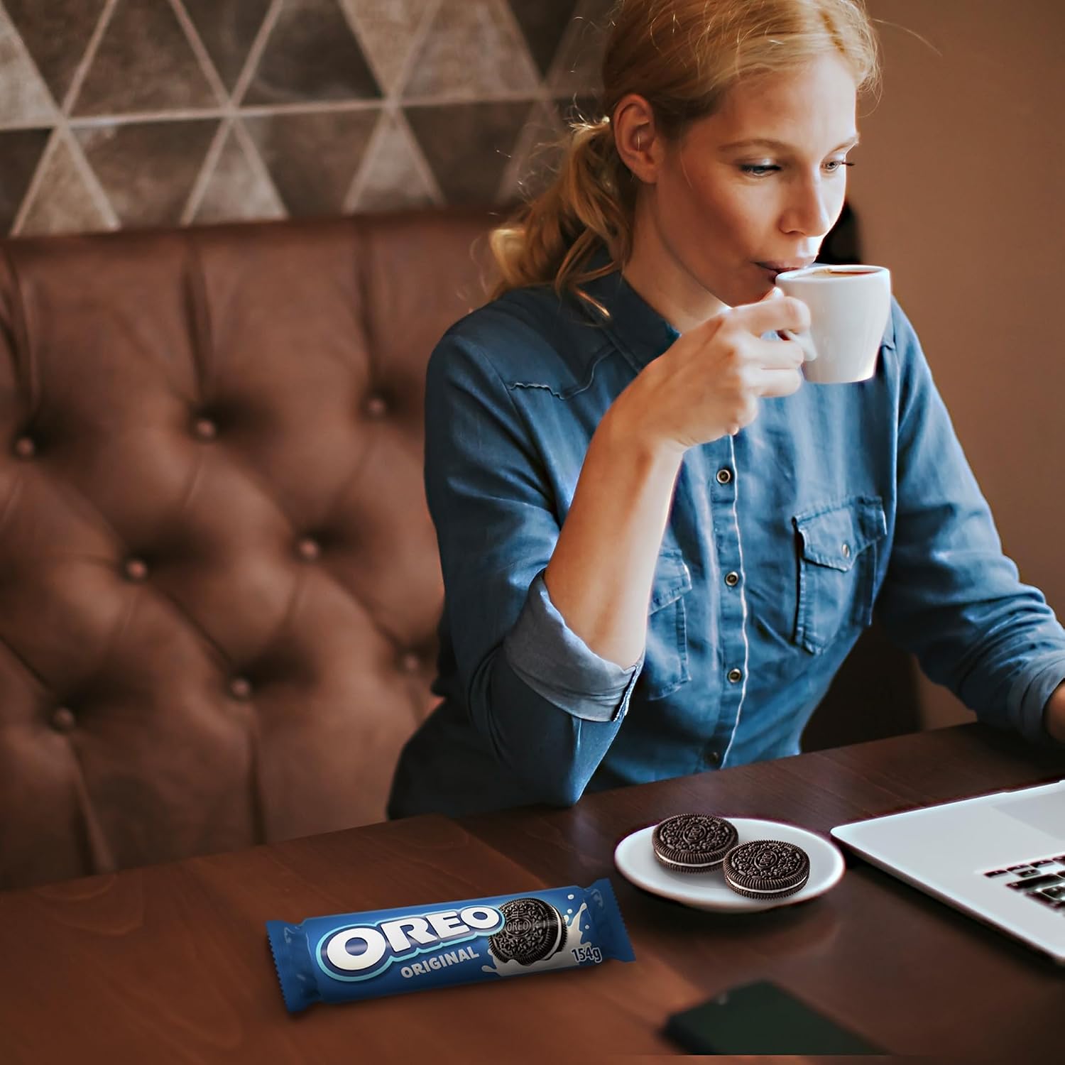 Detalle de OREO Golden – Biscuits dorés fourrés vanille, présentoir 20 paquets (66 g) – format familial