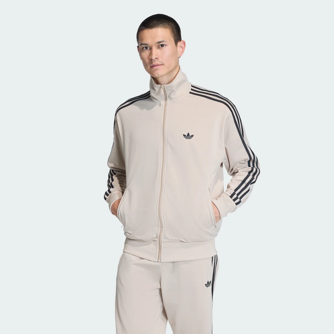 Detalle de Chaqueta Firebird de Adidas – beige, para un uso diario con estilo cómodo