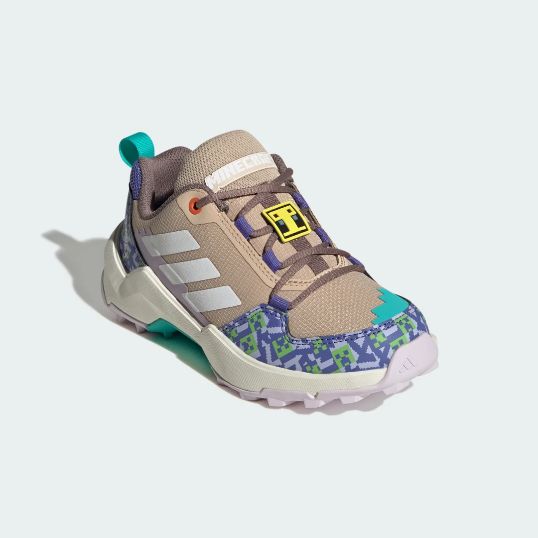Detalle de Zapatilla de senderismo Adidas Minecraft Terrex AX4R – Beige