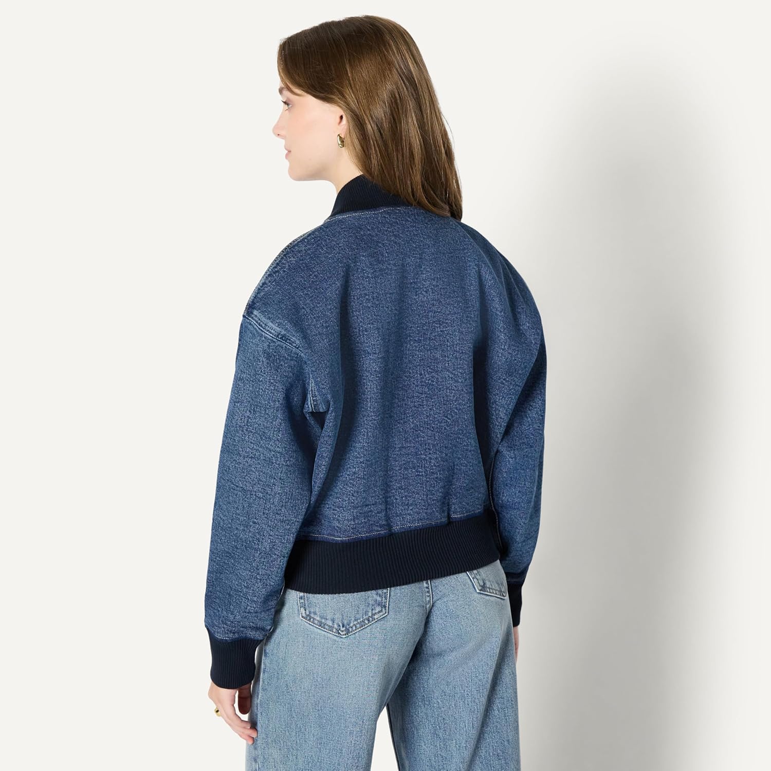 Thumbnail 2 de Amazon Essentials Women’s Relaxed-Fit Denim Bomber Jacket