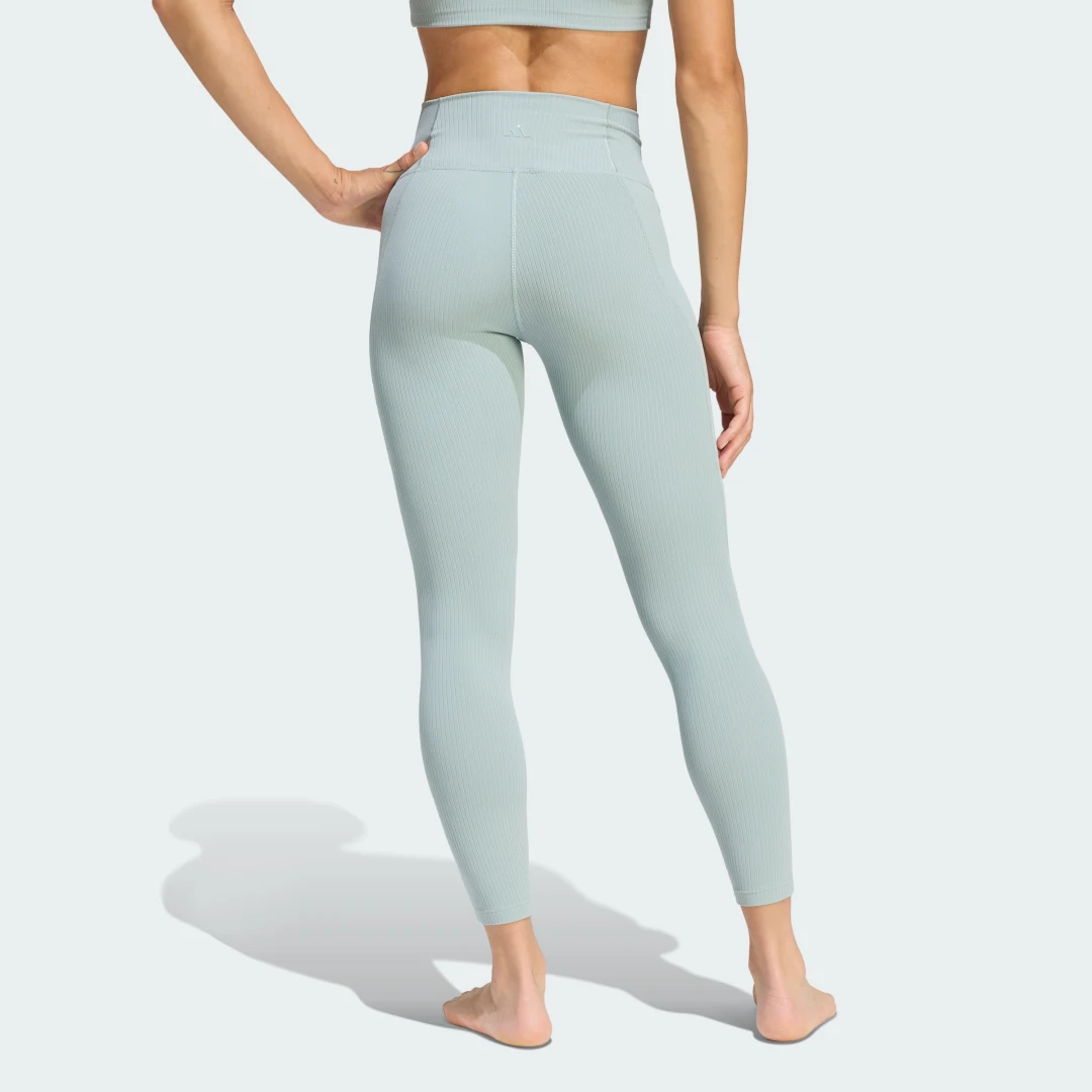 Detalle 2 de Mallas de canalé 7/8 adidas All Me: comodidad y estilo en verde para tus entrenamientos