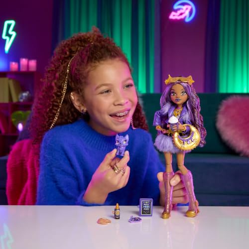 Detalle 2 de Monster High Clawdeen Wolf: Muñeca con Cachorro Lobo Crescent y 7 accesorios