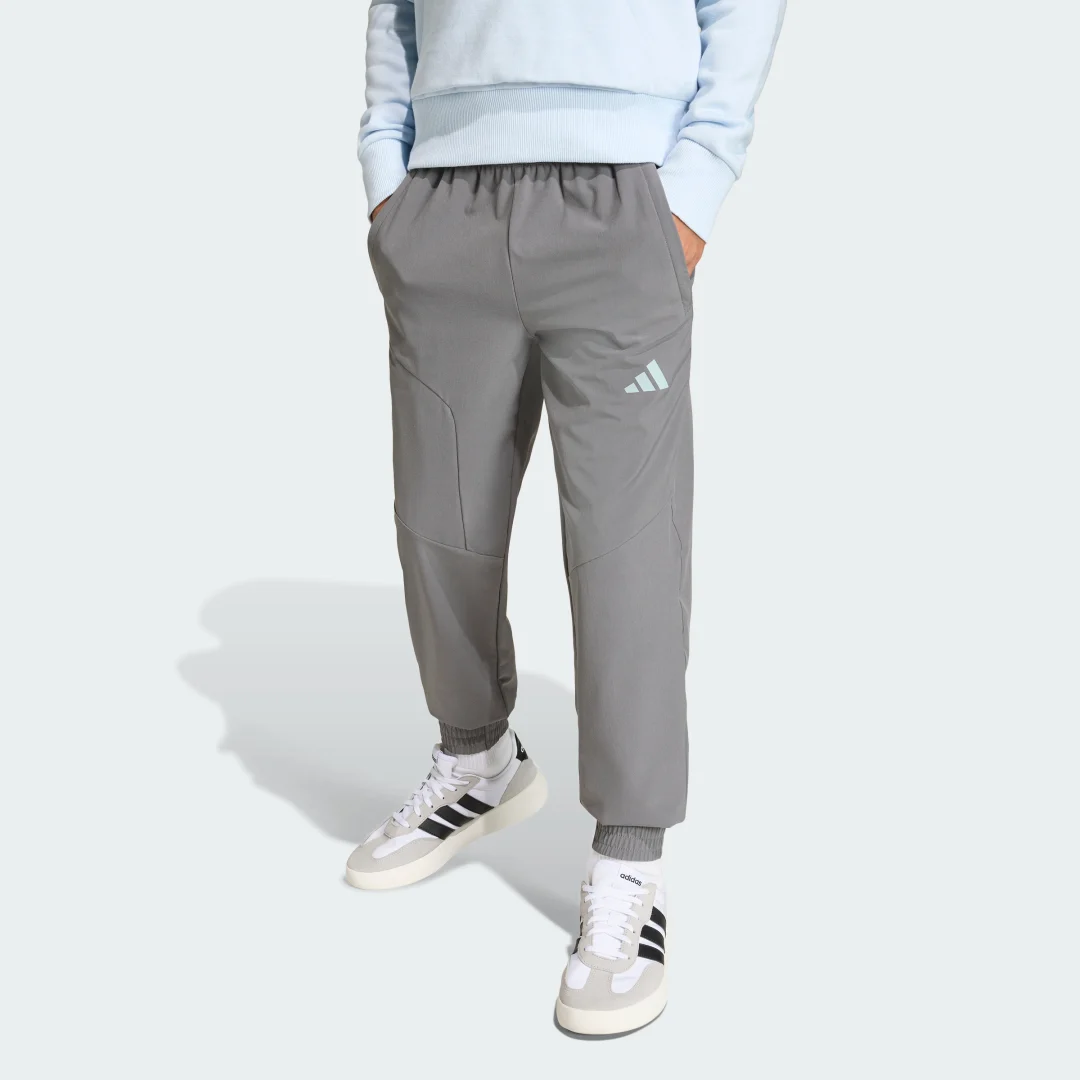 Detalle de Adidas Tech pantalón técnico con capucha gris