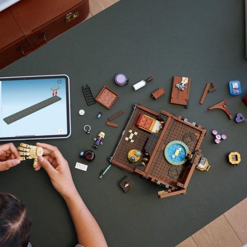Detalle de LEGO 76785 Merlina Baúl – Departamento de Dedos (828 piezas) para mayores de 10 años