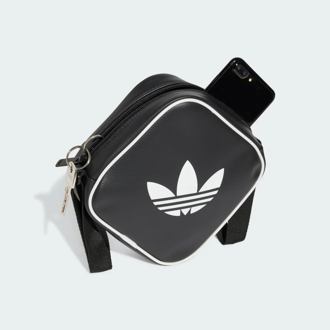 Detalle 2 de Bolso Adidas Adicolor Classic Diamond Negro: estilo clásico con comodidad diaria