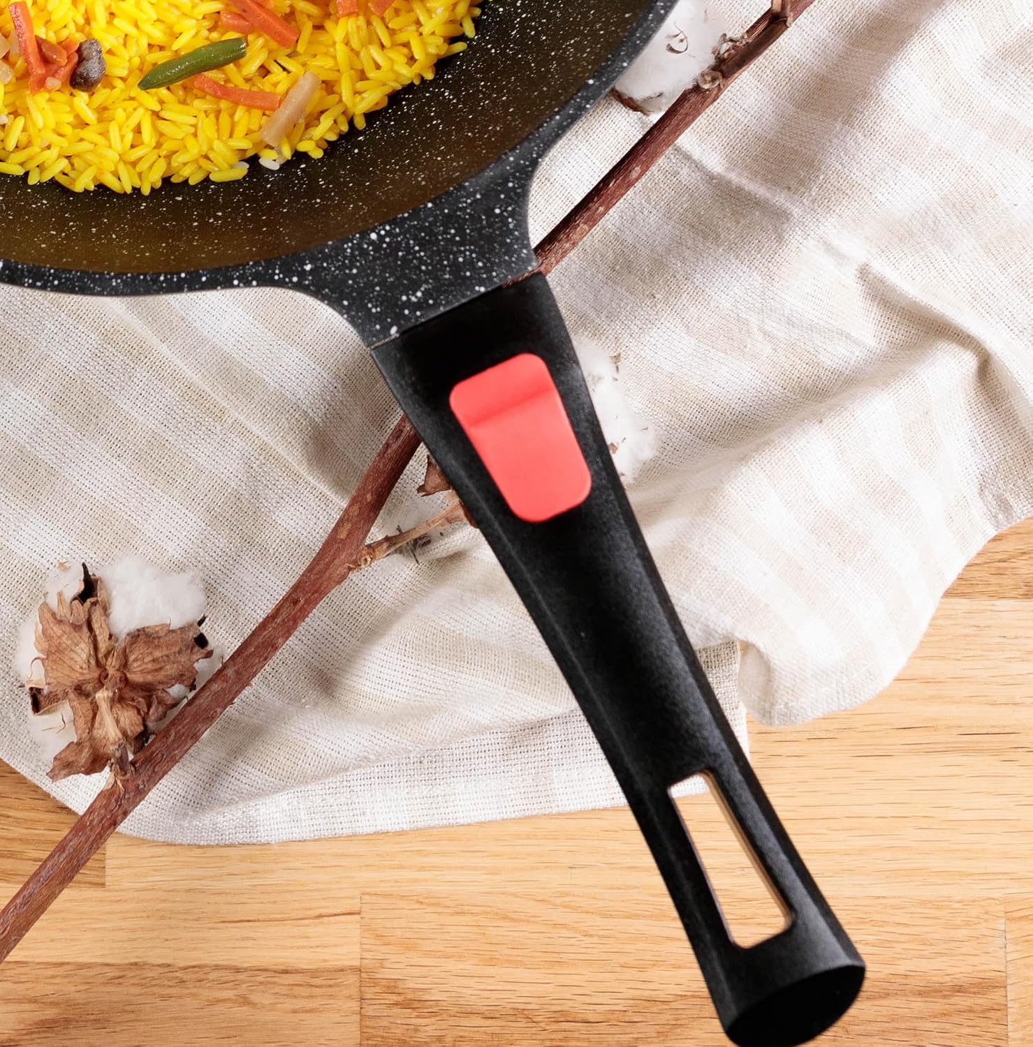 Detalle de KAMBERG wok 30 cm z odlewu aluminium, ze zdejmowanym uchwytem i szklaną pokrywką