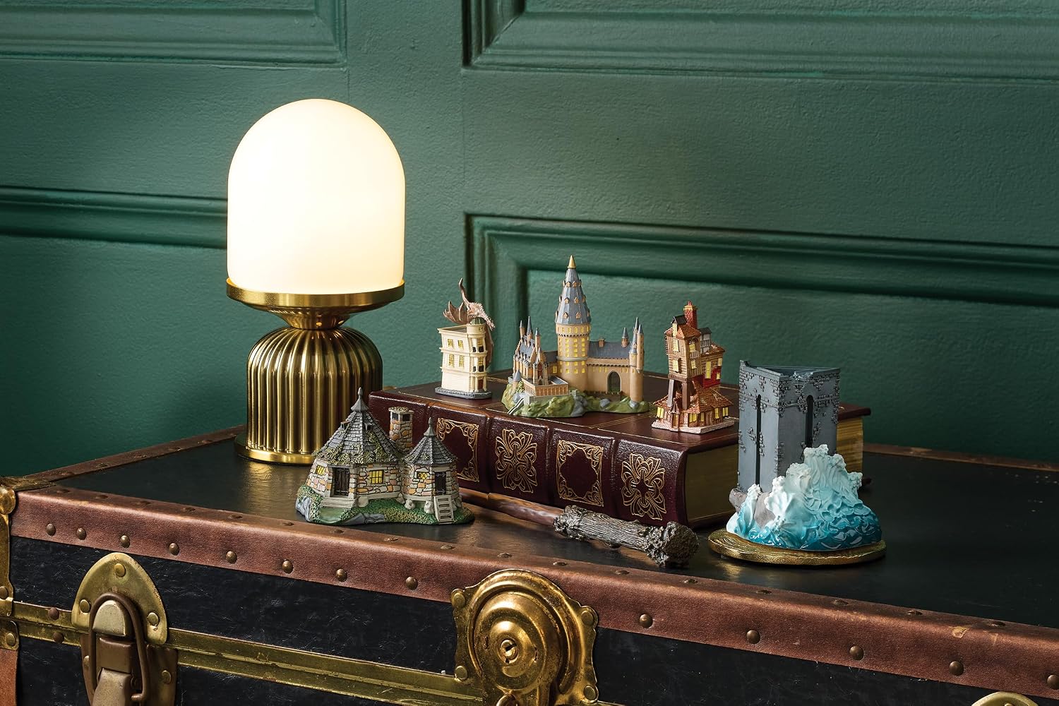 Detalle 2 de Department 56 ミニエンチャント ハリー・ポッター バロウのミニチュアフィギュア、手描きストーンレジン製