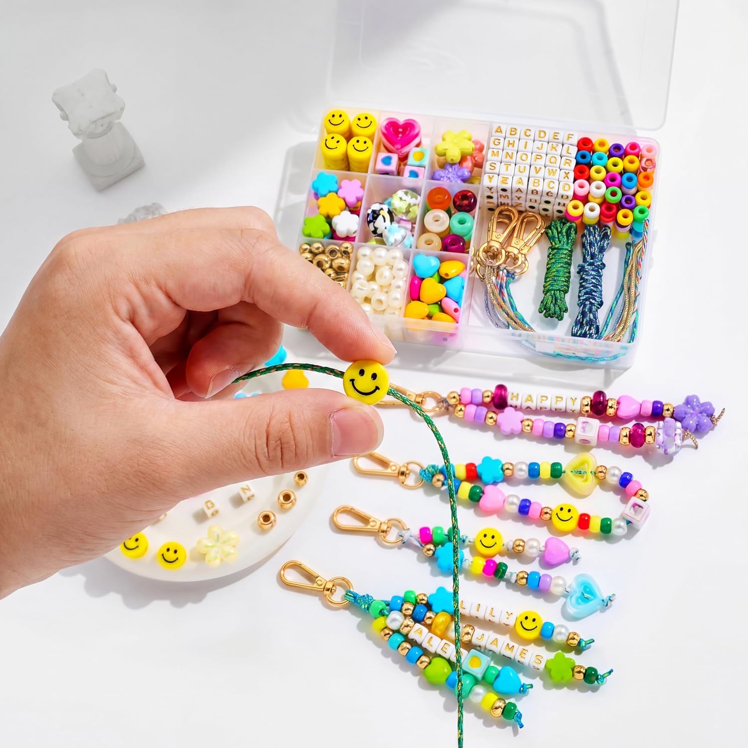 Detalle de FIJEMAI 421-Piece Beaded Keychain Kit with Acrylic Alphabet and Shape Beads