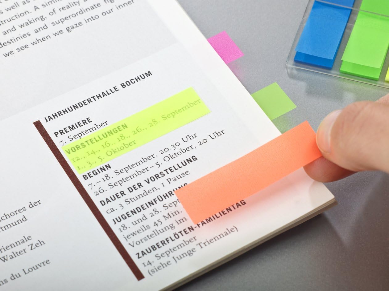 Detalle de Post-it Index Haftstreifen Mini, transluzente Farben (100 Haftstreifen) – blaue, grüne, gelbe, orange und pinkfarbene Markierungen