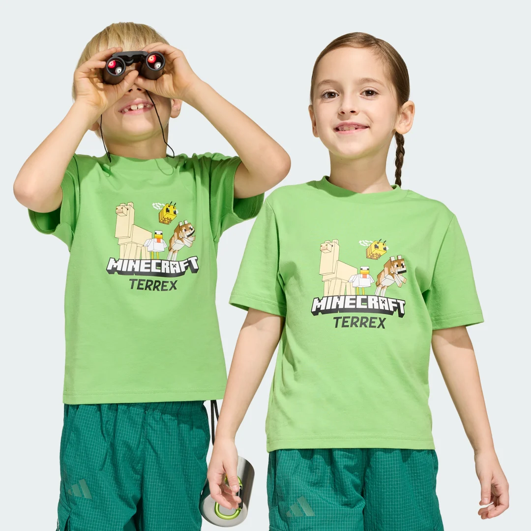 Detalle de Camiseta adidas Minecraft Terrex: verde para fans que buscan comodidad y estilo outdoor