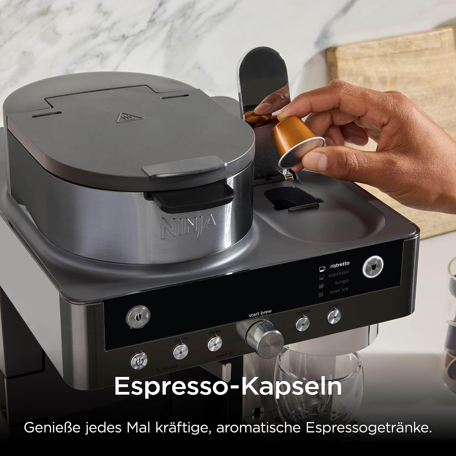 Detalle de Ninja Prestige 2-in-1 Filterkaffee- und Kapselmaschine CFN802EUGM – Grau-Metall