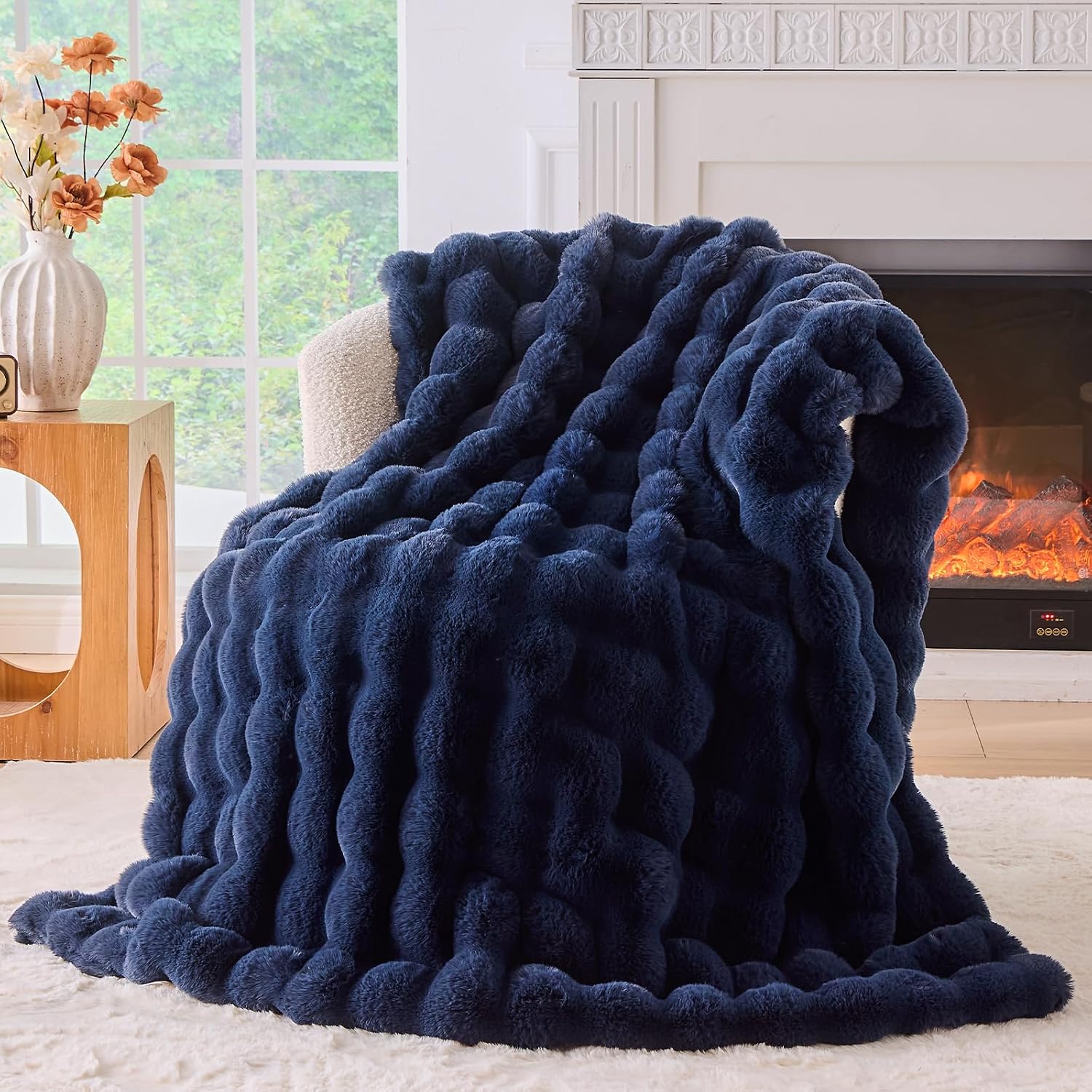 Detalle de BENVWE Fluffy Faux Fur Throw Blanket — Navy, 51" x 63" (1100GSM)