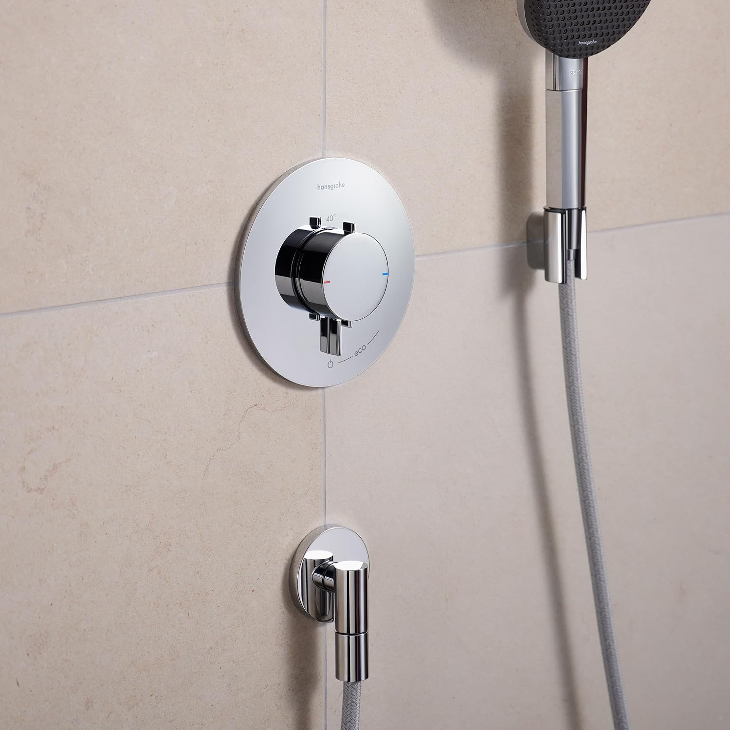 Detalle de hansgrohe FixFit Fine S 28882000 – chromowane przyłącze węża z zaworem zwrotnym