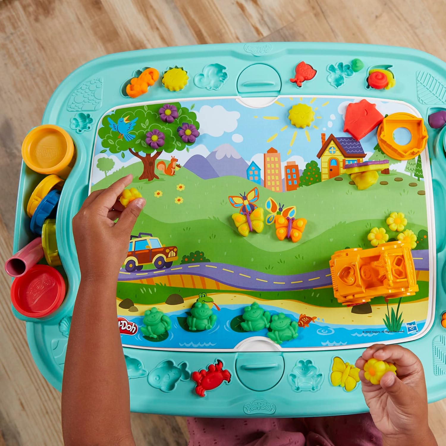 Detalle 2 de Play-Doh Table de création réversible pour enfants avec pâte à modeler