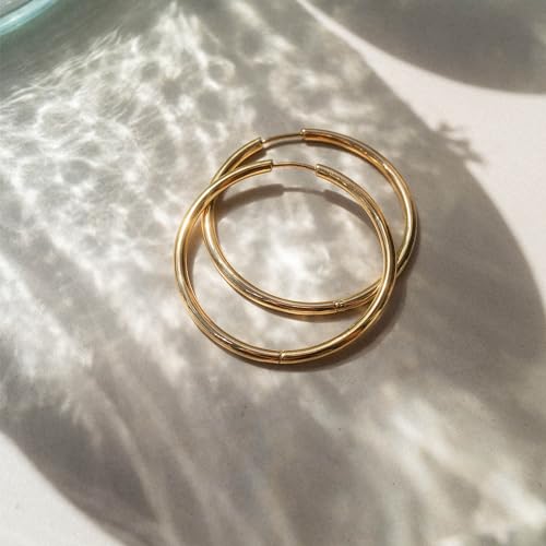 Detalle 2 de Purelei Echo Creolen Damen 40 mm – Wasserfest, Edelstahl, Gold- oder Roségold-Veredelung
