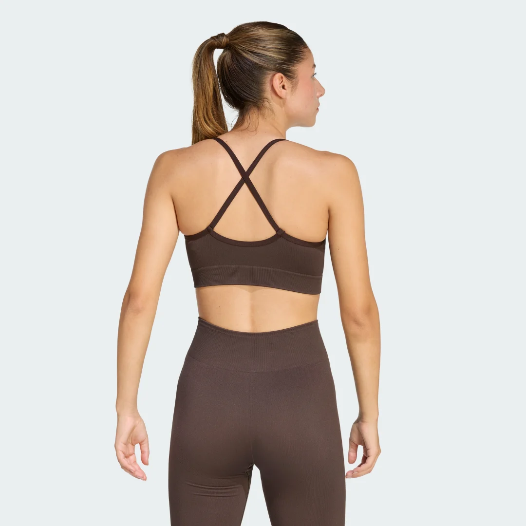 Detalle de Adidas Essentials: sujetador de punto para entrenamientos de bajo impacto