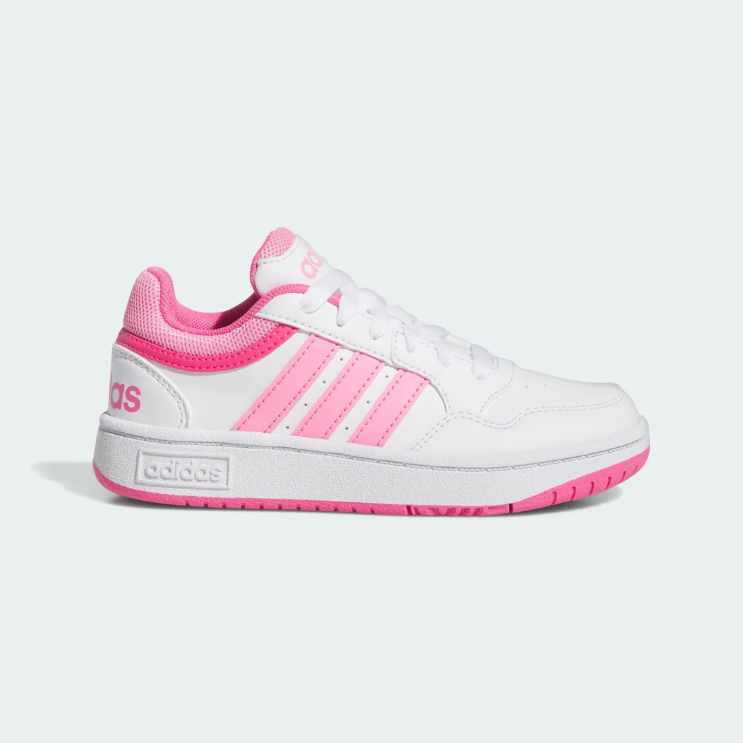 Detalle de Zapatilla Hoops de Adidas: estilo clásico en blanco para el día a día