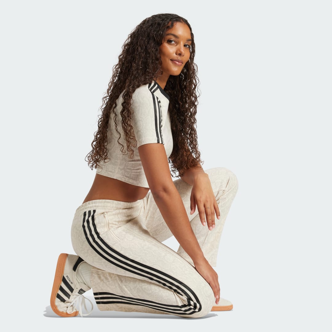 Detalle de Pantalón Firebird Snake de Adidas – estilo limpio y comodidad para el día a día