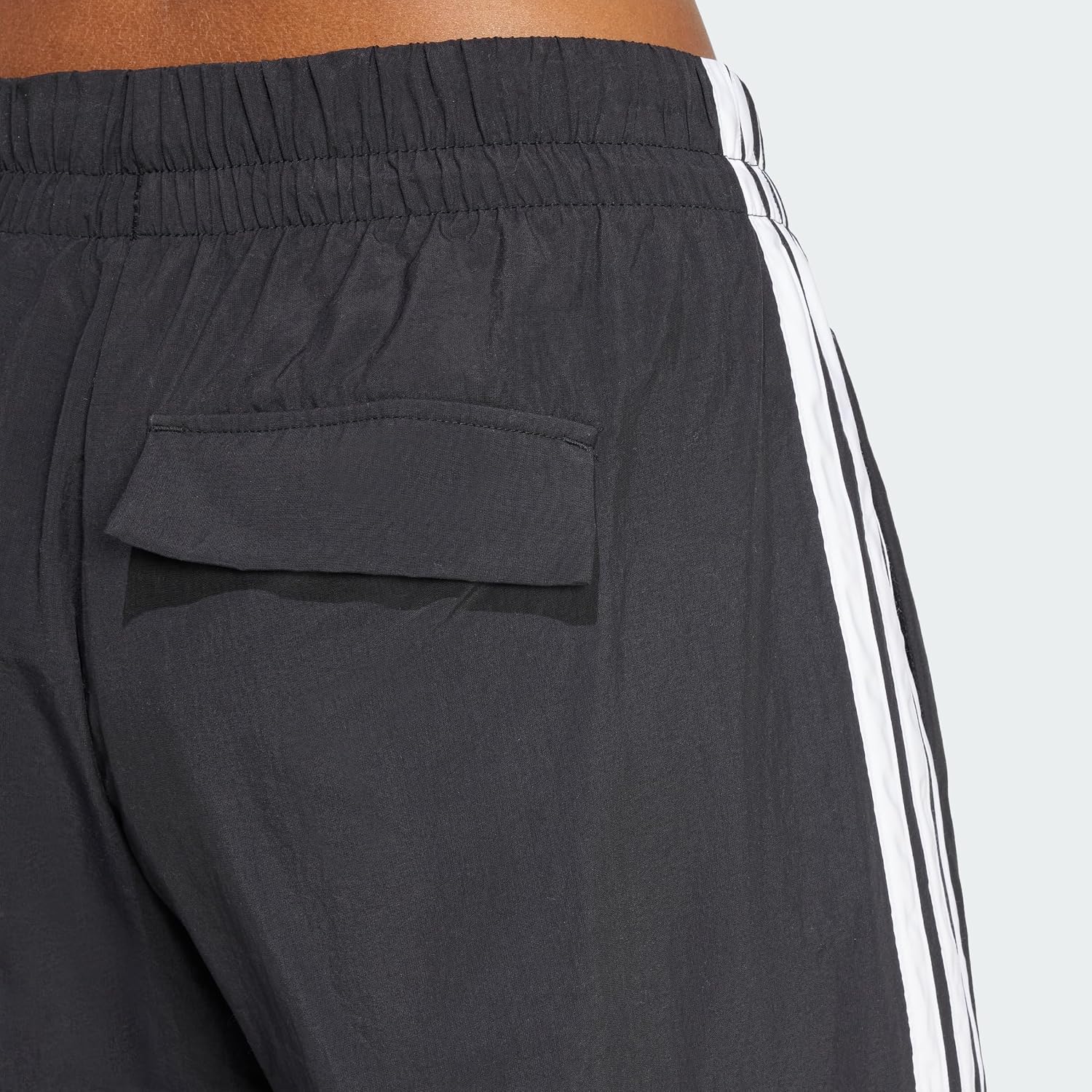 Detalle de adidas Donna Essentials 3-Stripes Lifestyle Woven Parachute Pants - Nero/Bianco, M