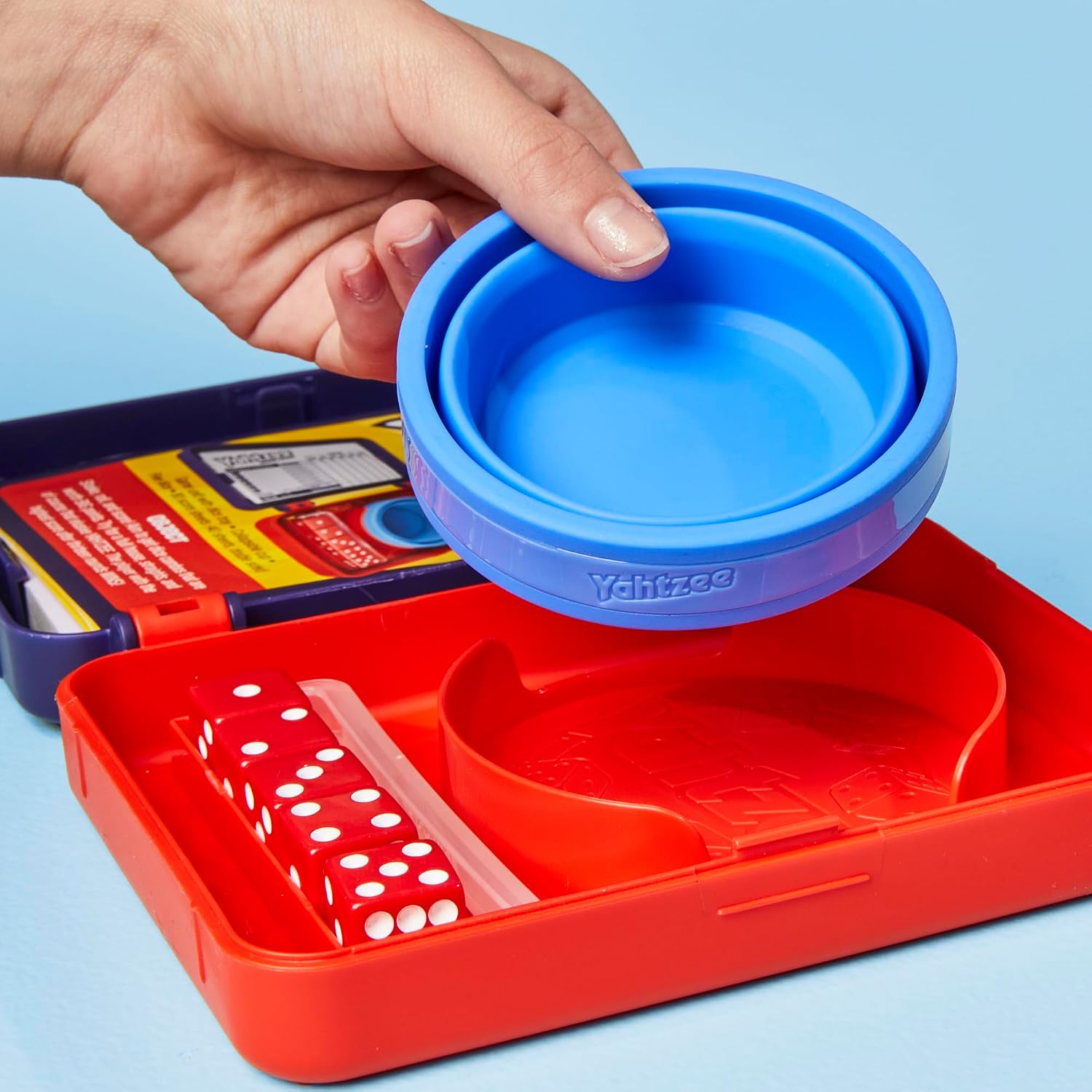 Detalle de Yahtzee dice game with silicone cup