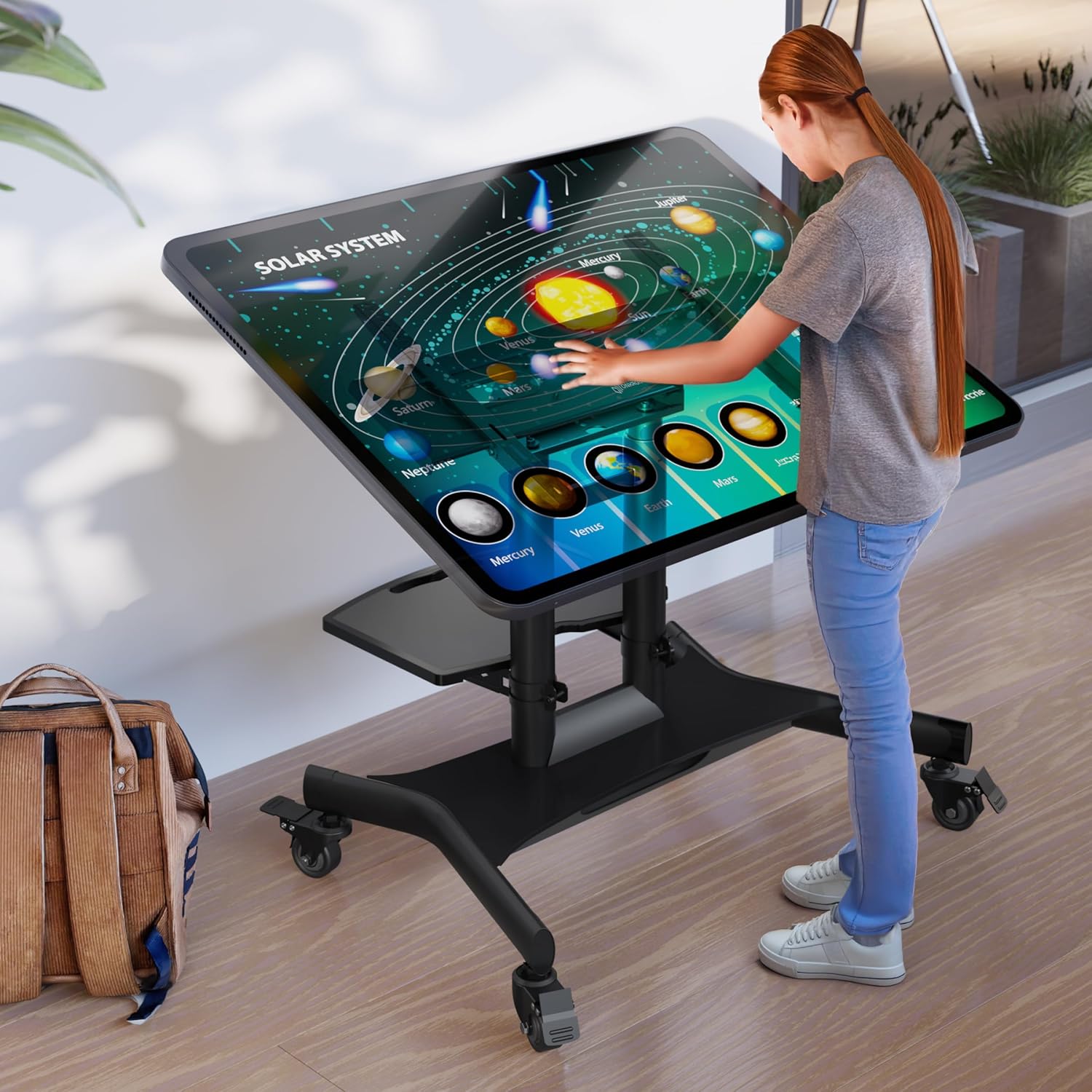 Detalle de ONKRON TS1350-B mobiler TV-Ständer mit Rollen für 32–70 Zoll, höhenverstellbar & neigbar (VESA bis 600×400)