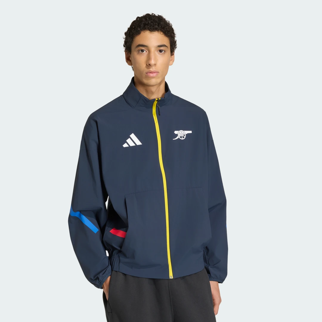 Detalle de Chaqueta himno Arsenal FC Z.N.E. de Adidas: estilo oficial para fans del Arsenal