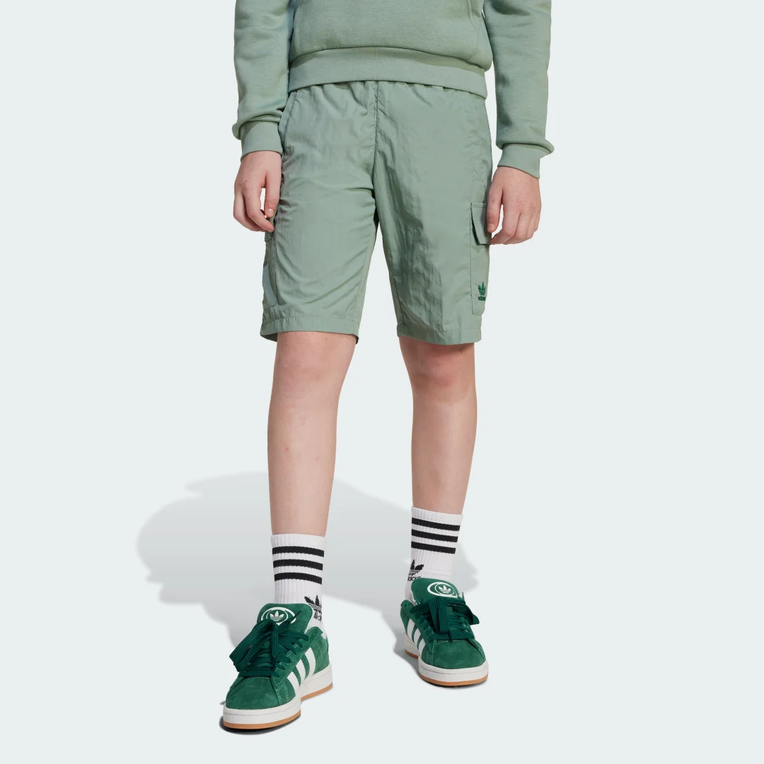 Imagen de Pantalón corto Cargo Kids de Adidas: práctico y cómodo para peques en verde en OfertitasTOP