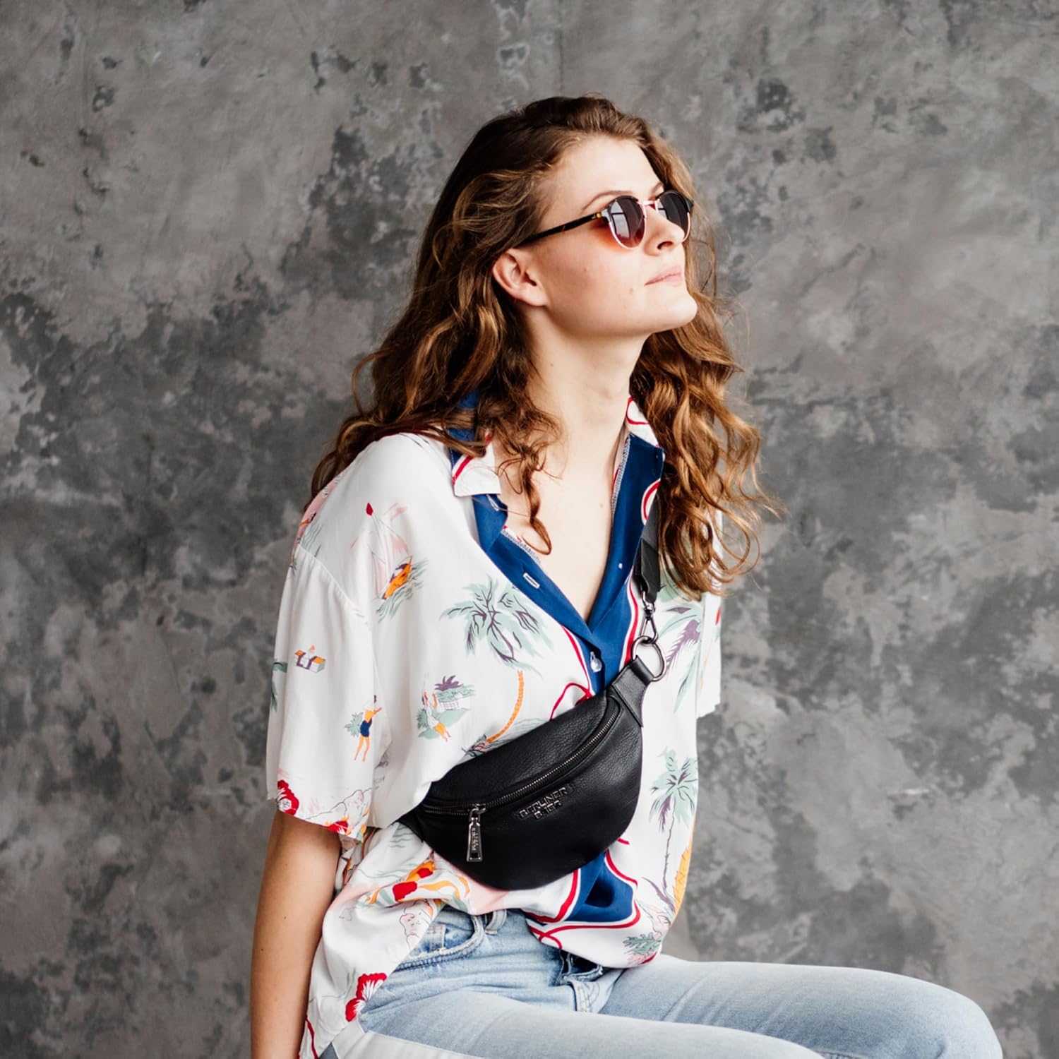 Thumbnail 1 de Berliner Bags Mona banane en cuir avec sangle réglable – noir