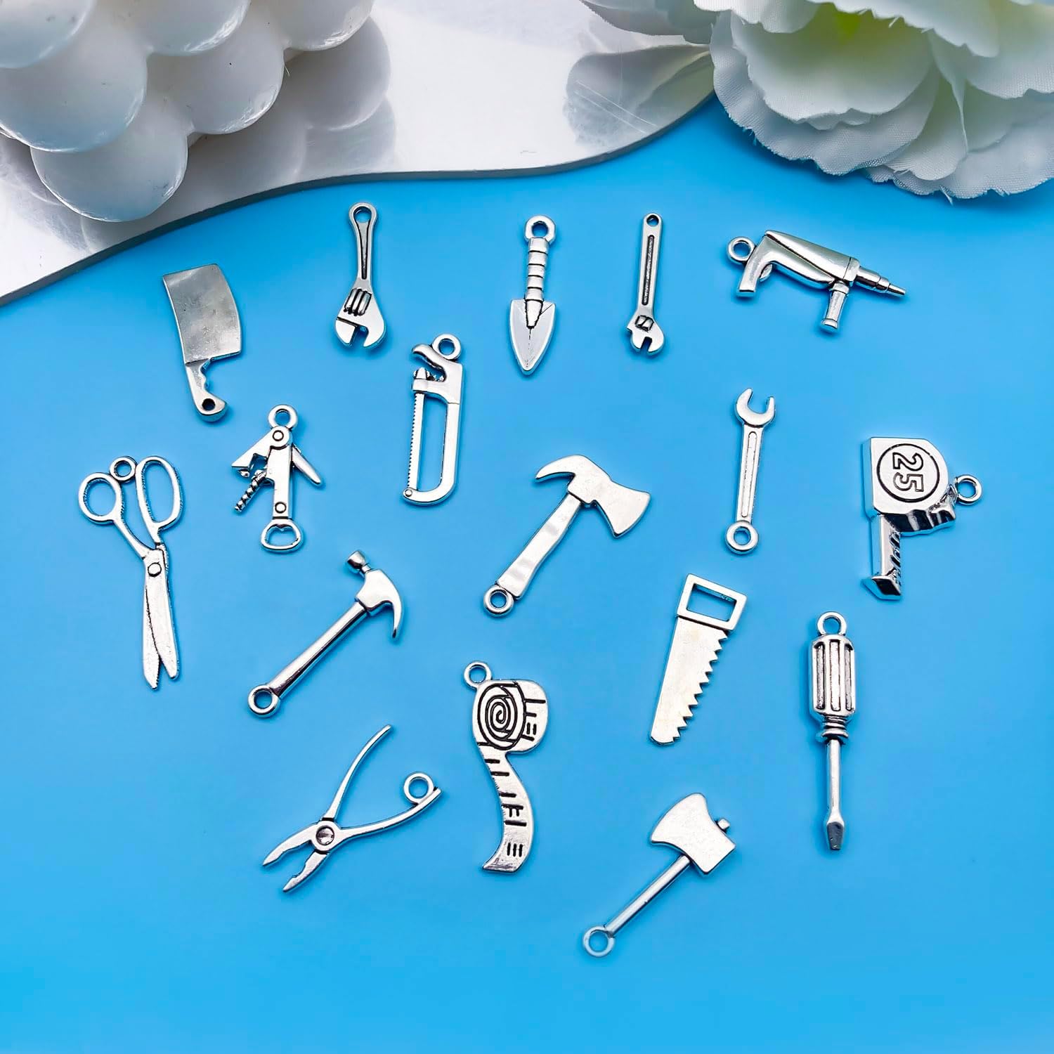 Detalle 1 de Youdiyla Jewelry Charms, 51-Piece Set