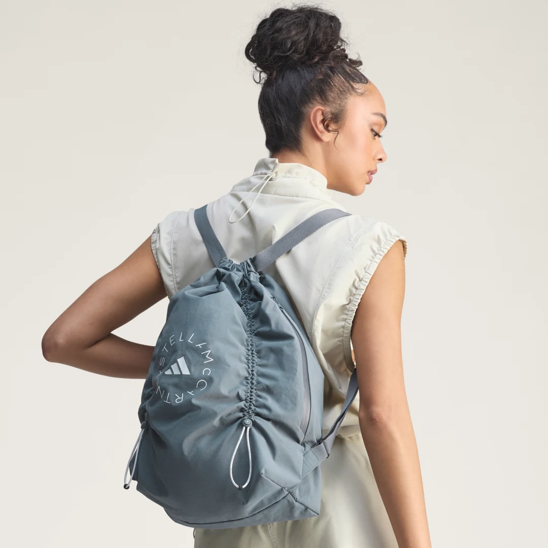 Detalle 2 de Mochila saco adidas by Stella McCartney (negro) – estilo urbano y sostenibilidad
