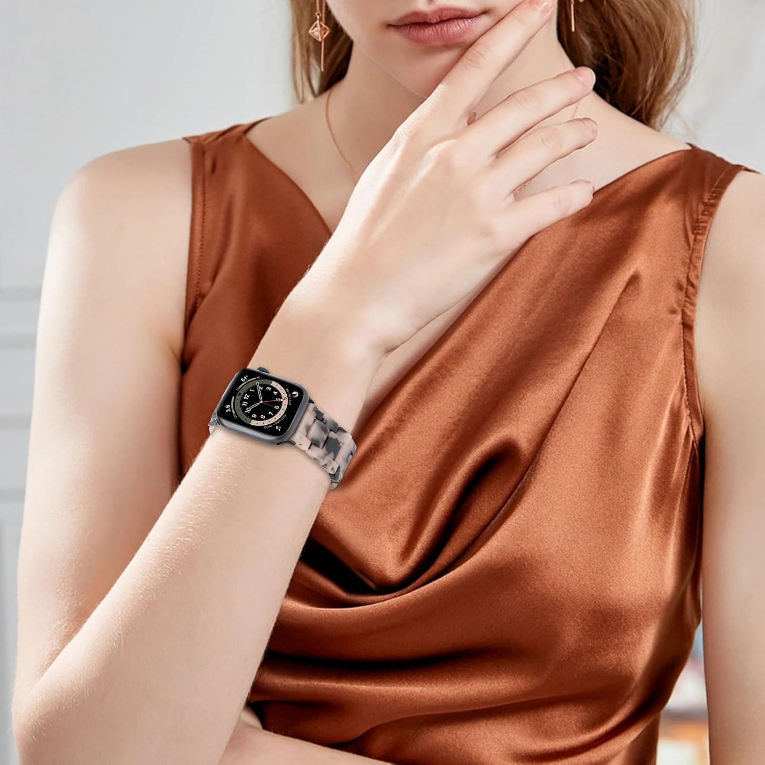 Detalle 2 de V.R.HOPE Modern Resin Straps for Apple Watch (44–49mm, 42–46mm) – Tortois e Shell with Black Flower