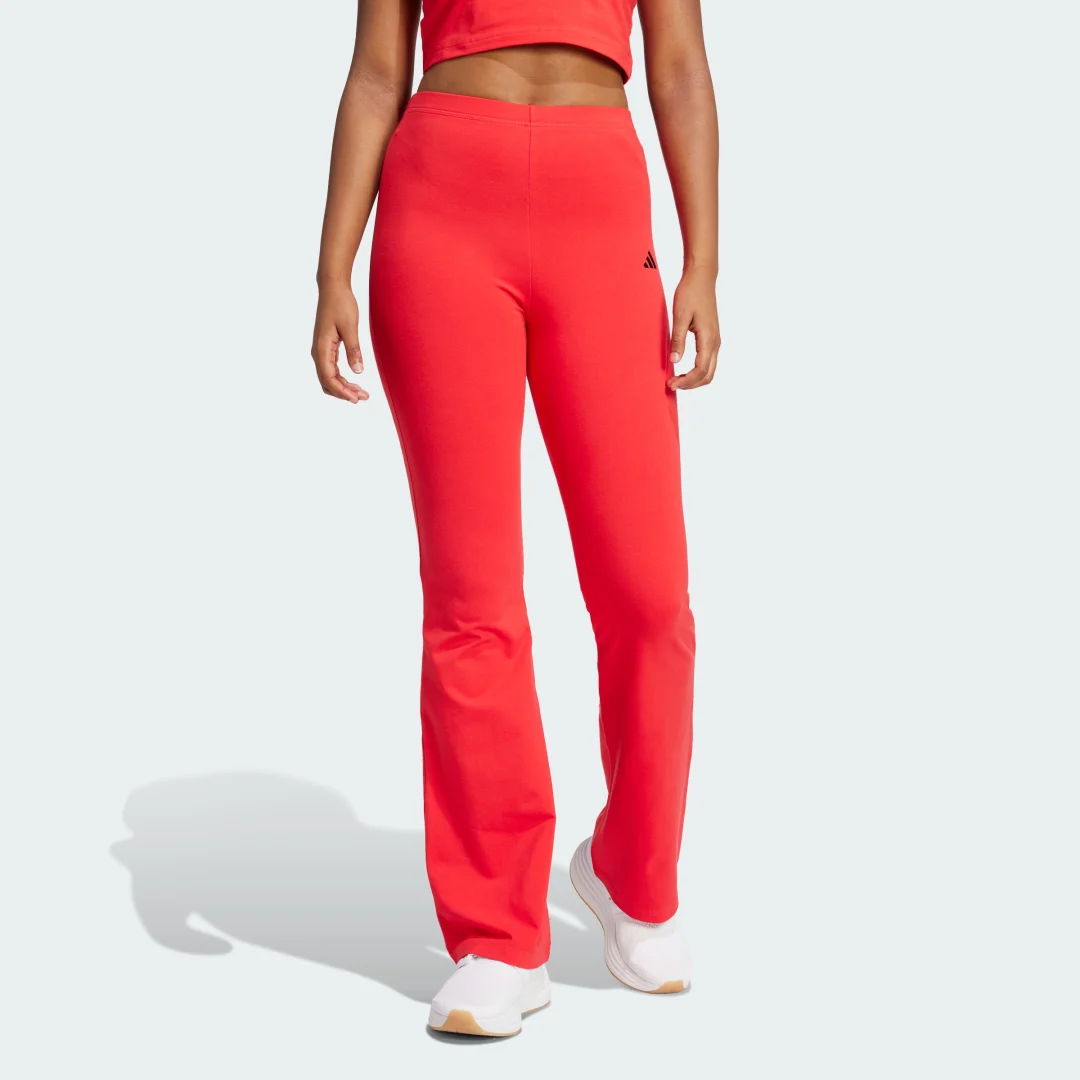 Detalle de Mallas Essentials Small Logo Flared de Adidas — Rojo