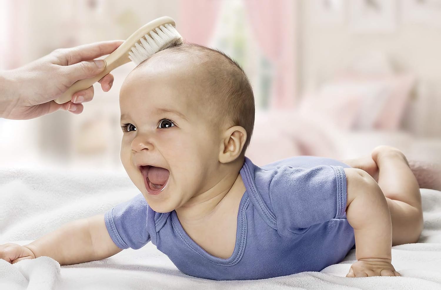 Detalle 2 de reer Naturhaarbürste – zarte Kopfhautpflege für Neugeborene und Babys bis 6 Monate