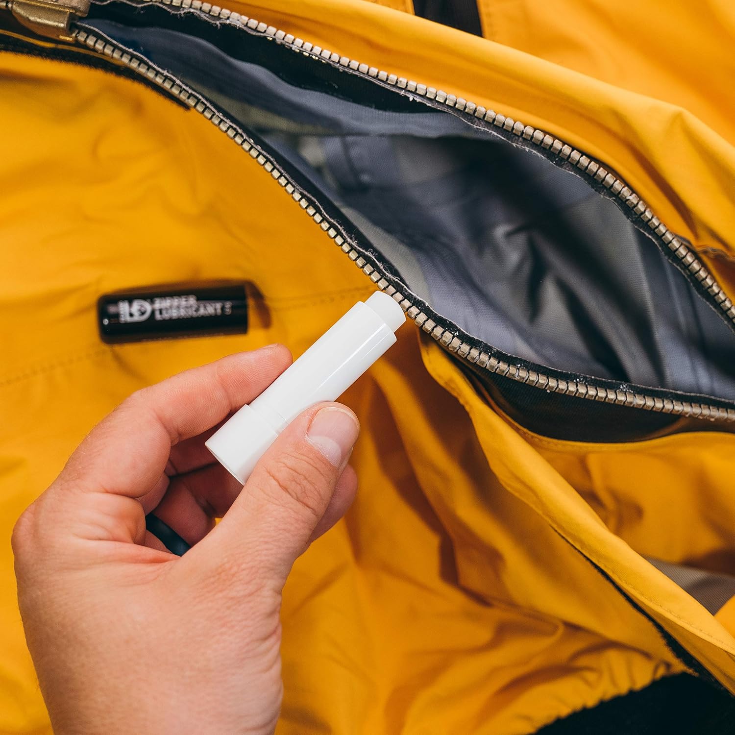 Detalle 2 de Gear Aid 91120 Zip Tech onderhoudsstift voor water- en luchtdichte ritsen