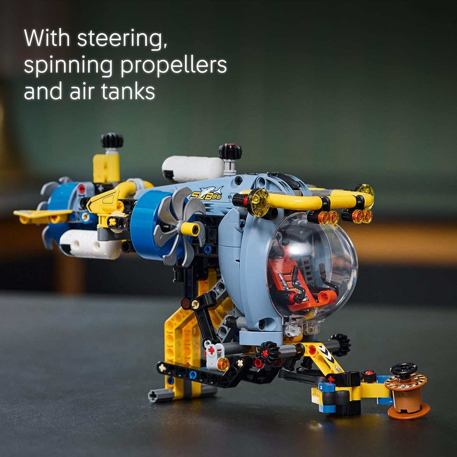 Detalle de LEGO Technic Deep-Sea Research Submarine 42201 – A practical, imaginative build for budding engineers