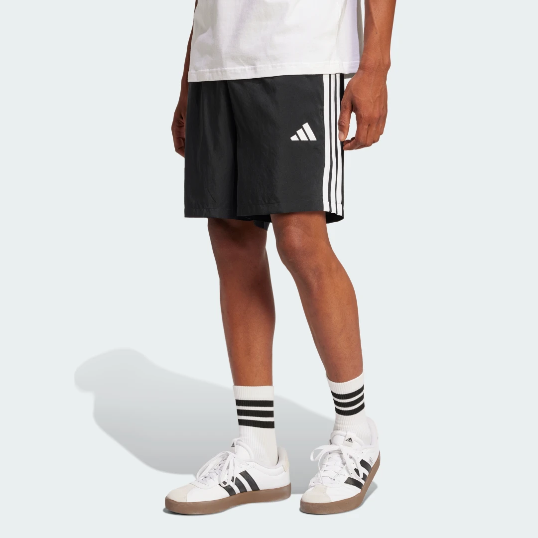 Detalle de Pantalón corto Essentials Chelsea 3 bandas de Adidas – negro