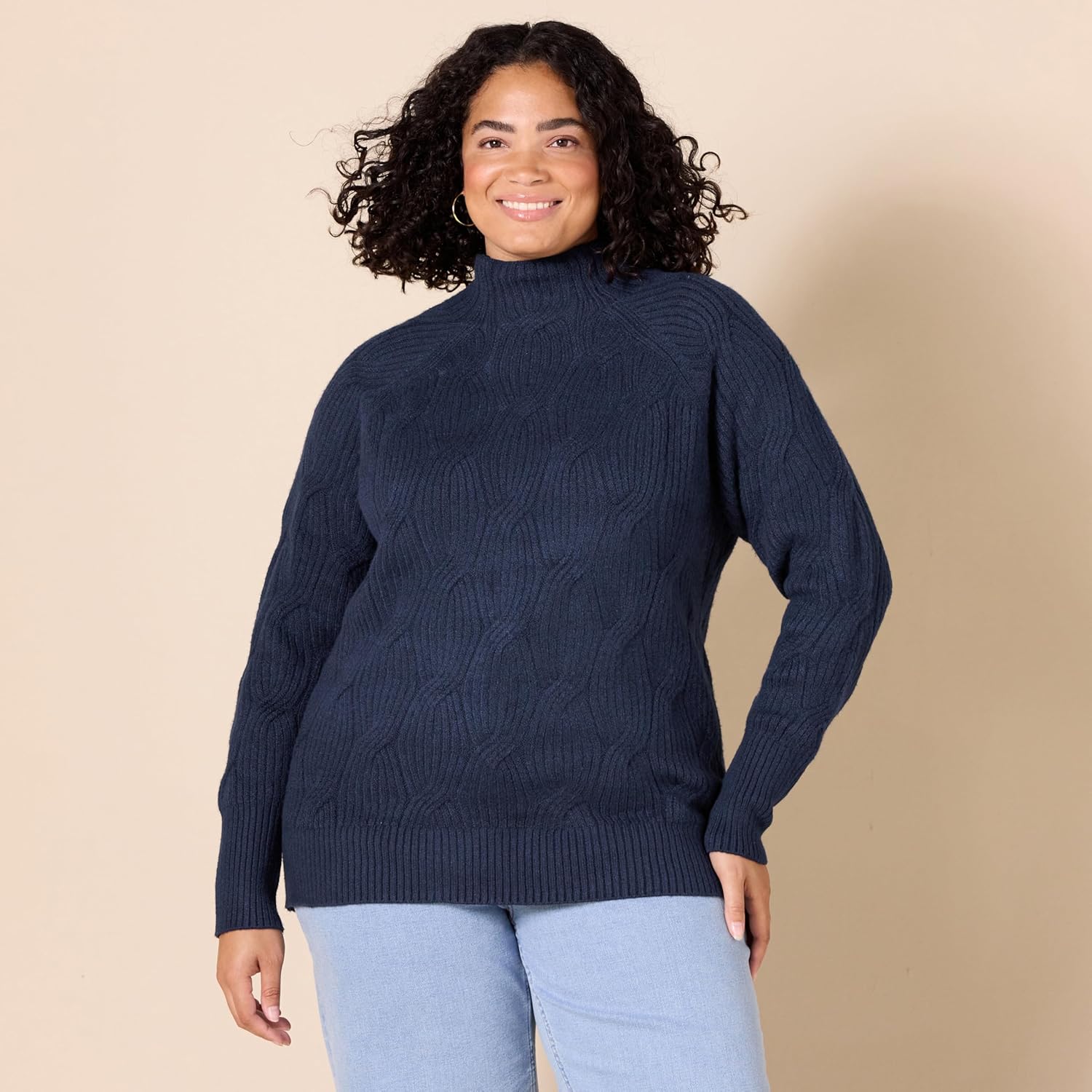 Thumbnail 2 de Amazon Essentials Women's Soft Touch Cable Knit Funnel Neck Jumper