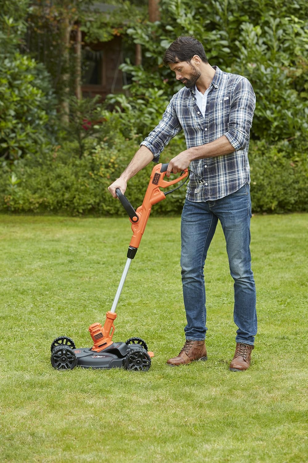 Detalle de BLACK+DECKER 3IN1 BESTA530CM-QS: 550 W, taglio 30 cm, filo automatico, bordatura con ruota
