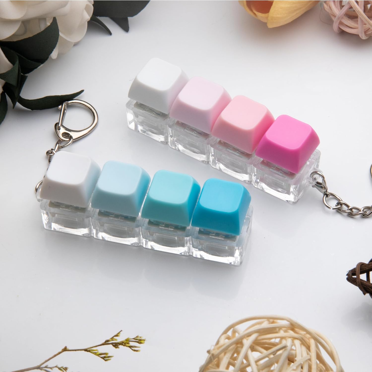 Detalle 2 de 2 PCS Keyboard Fidget Toy: 4-in-1 Keyboard Decompression Button Keychain (Blue & Pink)