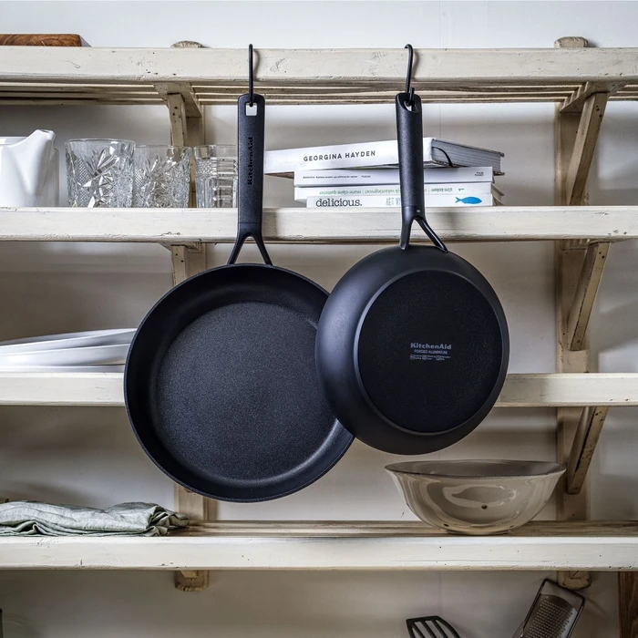 Thumbnail 1 de KitchenAid Classic Forged Bratpfannenset (24 + 28 cm) – 2-teiliges Set mit Keramik-Antihaft