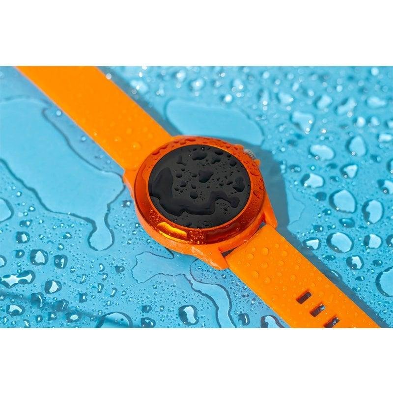 Detalle de Forever Colorum CW-300: Smartwatch naranja para un estilo atrevido y bienestar diario